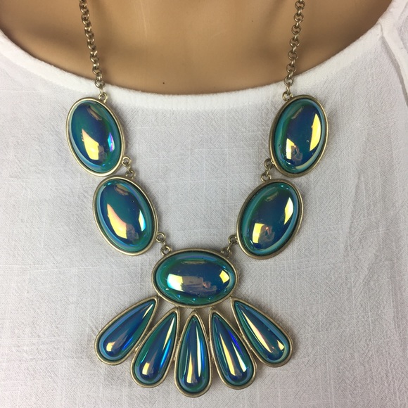 Coldwater Creek green opalescent necklace. - Picture 4 of 8